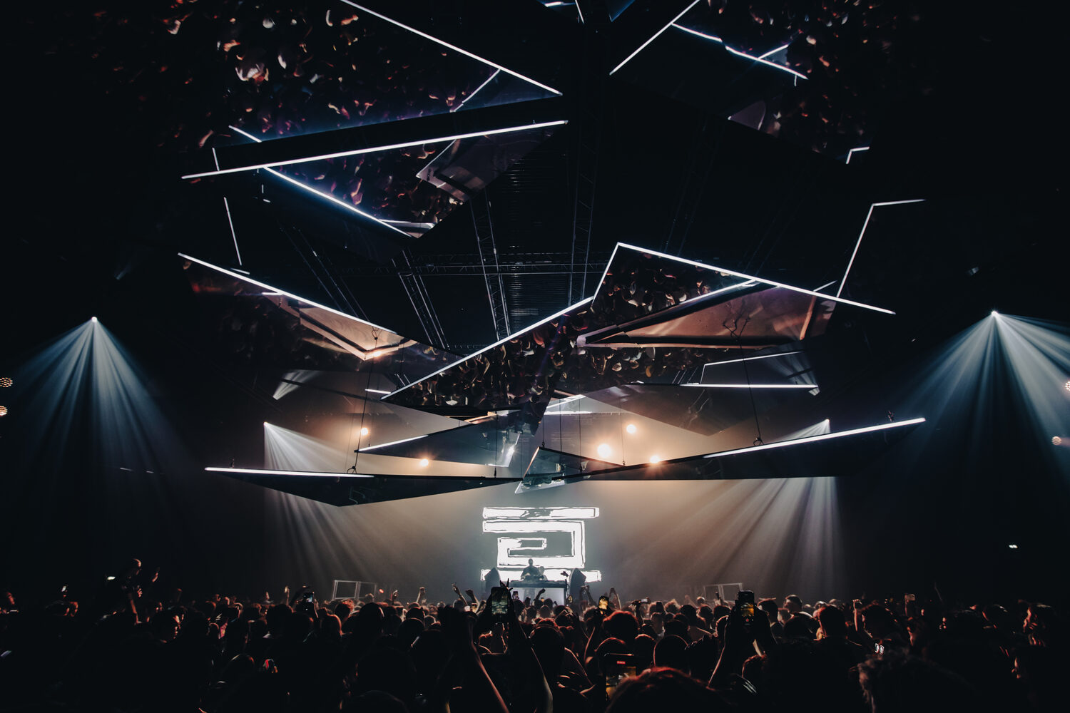 Drumcode in Paris mit rotem, geometrischem Lichtdesign