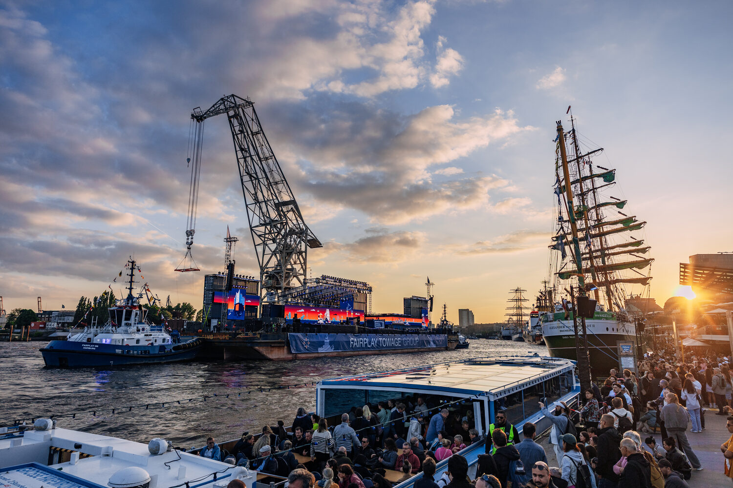 Hafengeburtstag Hamburg mit Bühne im Hafen, Kränen und Schiffen