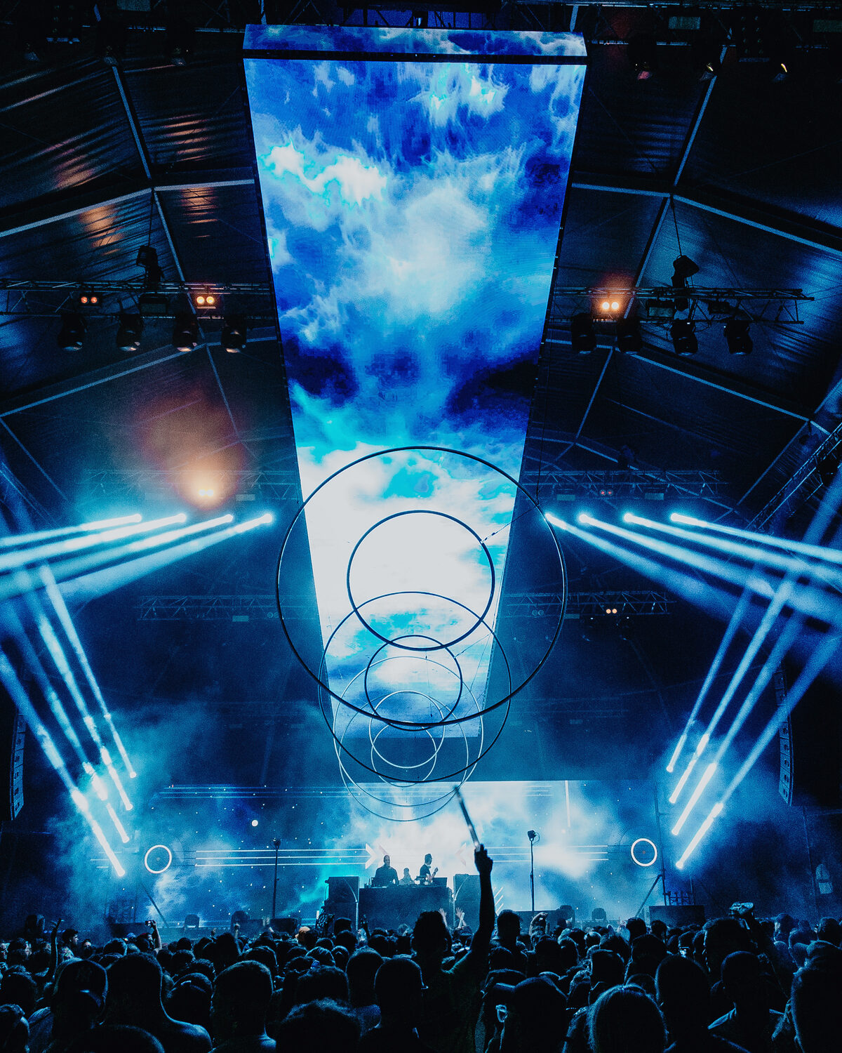 Neopop Festival mit hohen LED-Säulen und Himmelsvisuals