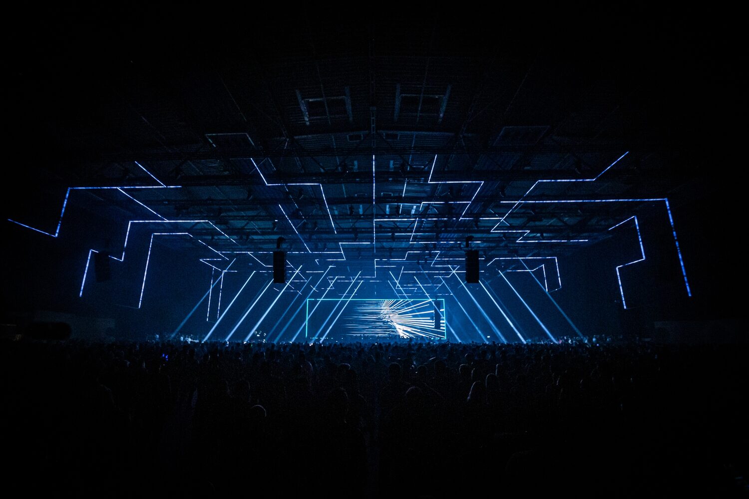 Time Warp 2D2S mit blauem, geometrischem Bühnentruss