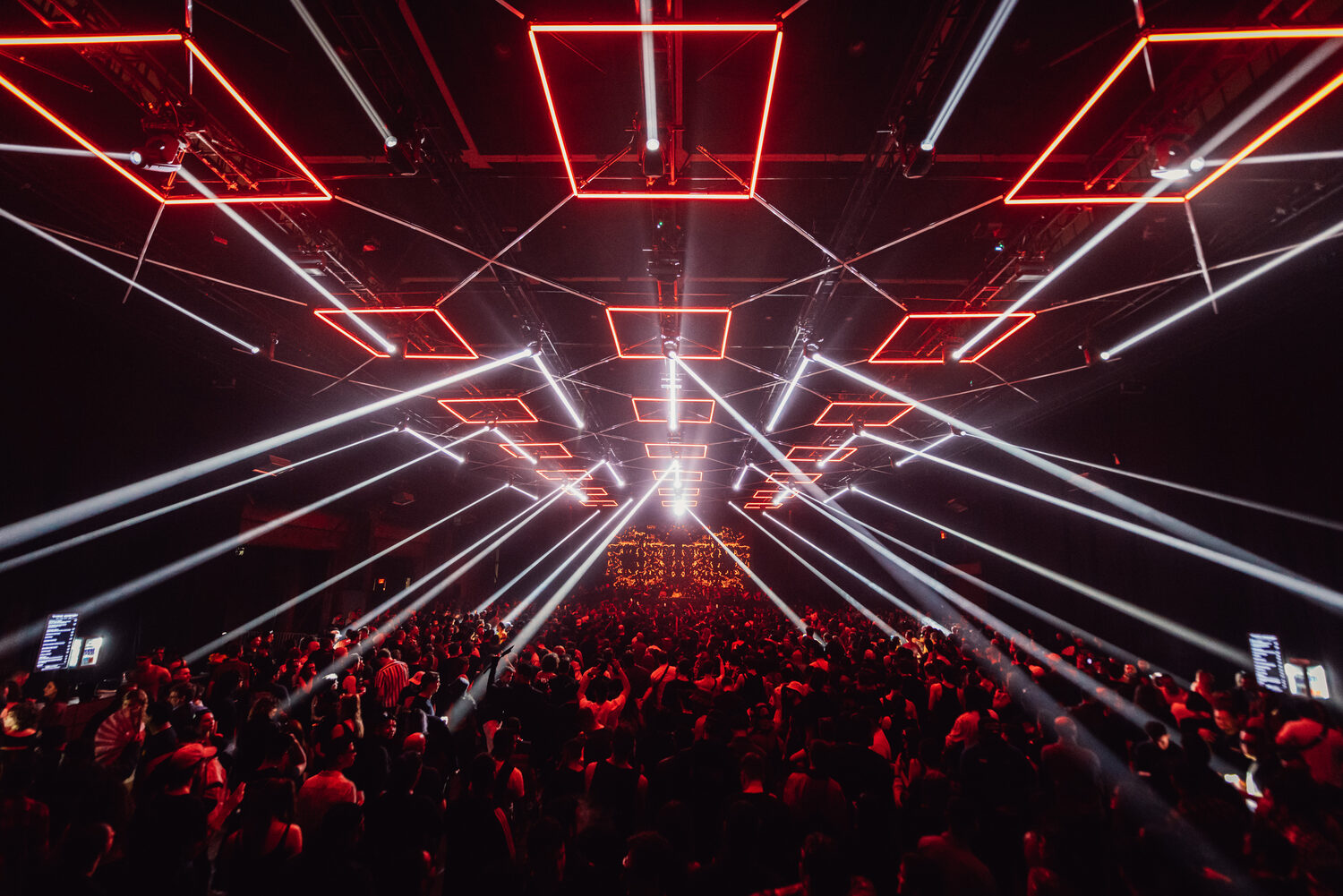 Time Warp New York mit rotem, geometrischem Lichtdesign